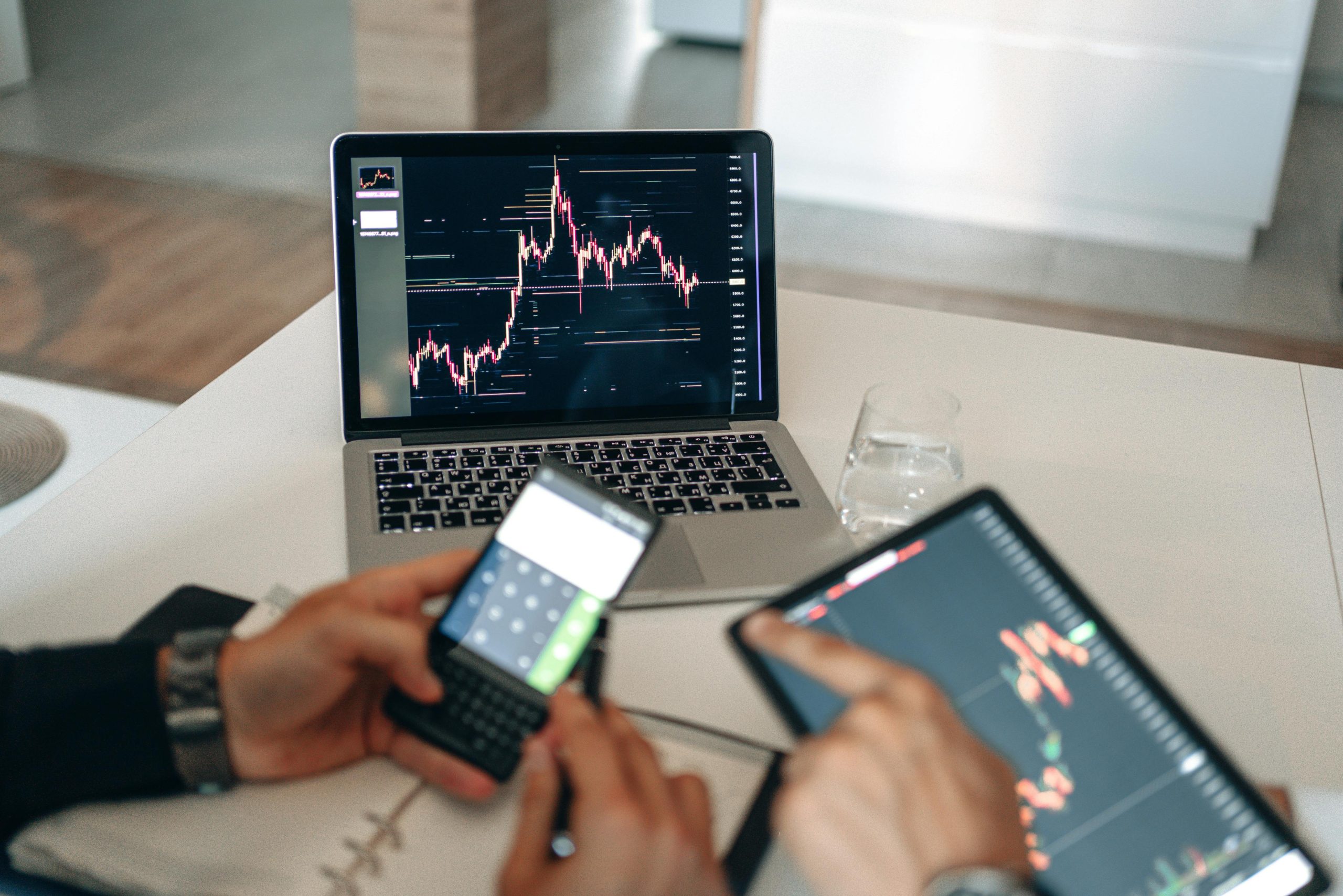 Bedanya Trading dan Investasi: Jangan Sampai Salah Pilih!